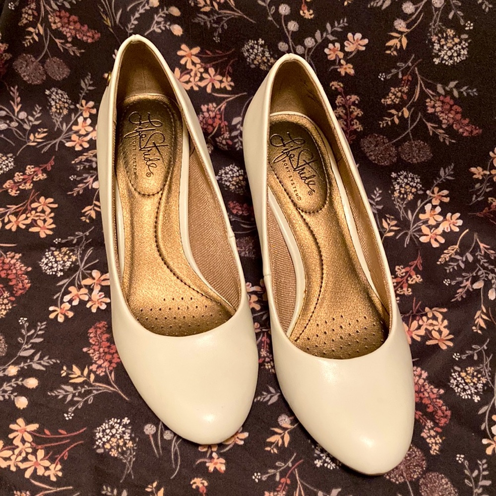 LIFE STRIDE Pearl White Low Heels